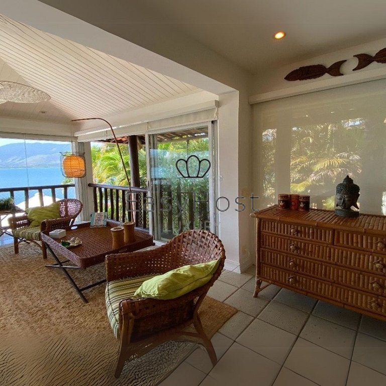 Vacation rental house in Angra dos Reis with a pool and boat