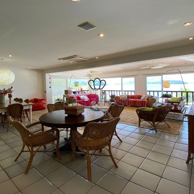 Vacation rental house in Angra dos Reis with a pool and boat