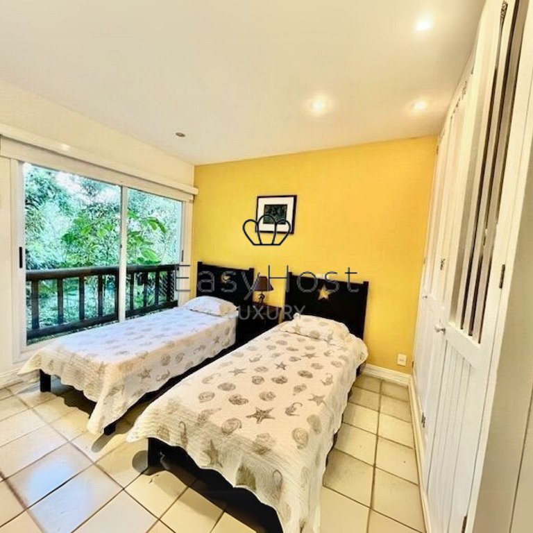 Vacation rental house in Angra dos Reis with a pool and boat