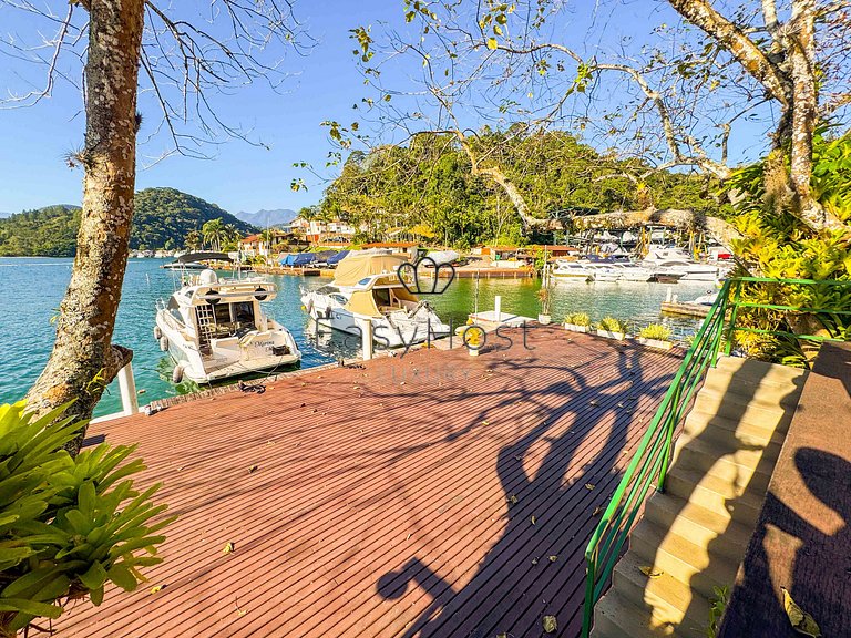 Casa frente mar com deck 60 pés + vaga seca 43 pés em Angra