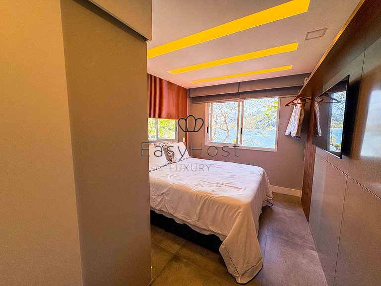 Casa frente mar com deck 60 pés + vaga seca 43 pés em Angra