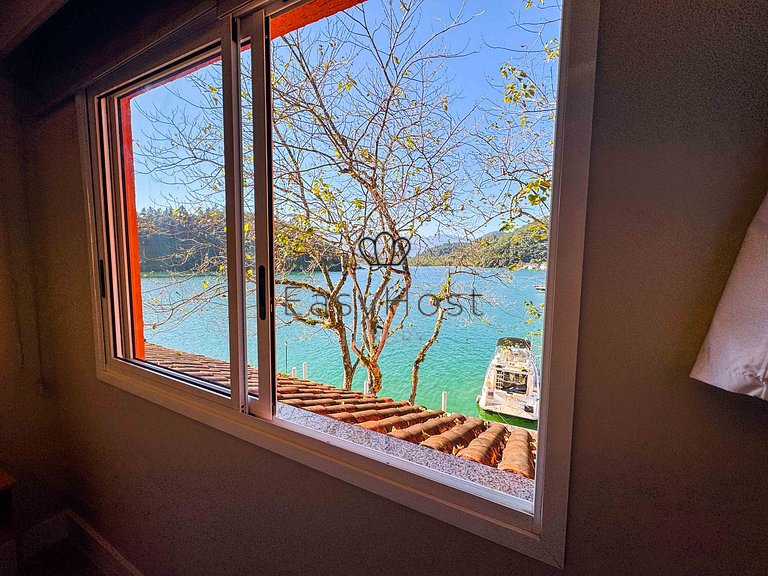 Casa frente mar com deck 60 pés + vaga seca 43 pés em Angra