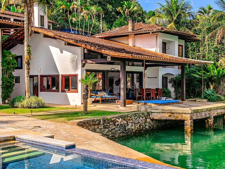 Vacation home in Angra dos Reis with pool and ocean view.