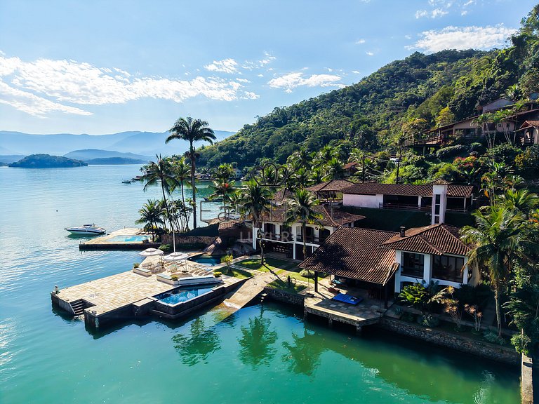 Casa vacacional en Angra dos Reis con piscina y vistas al ma