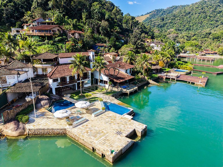 Casa vacacional en Angra dos Reis con piscina y vistas al ma