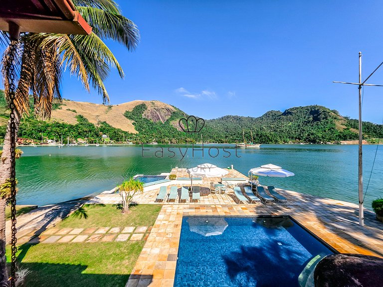 Casa vacacional en Angra dos Reis con piscina y vistas al ma