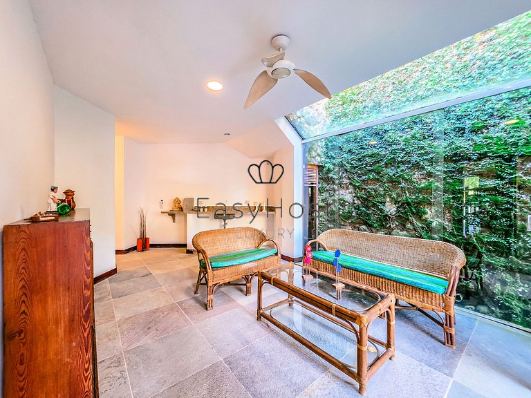 Vacation home in Angra dos Reis with pool and ocean view.