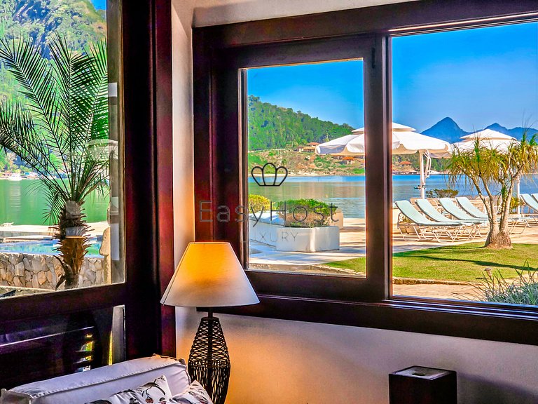 Casa vacacional en Angra dos Reis con piscina y vistas al ma