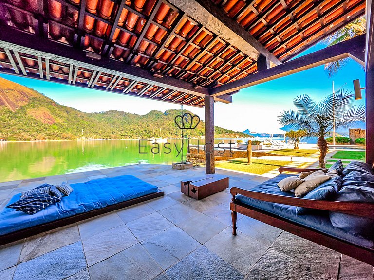 Vacation home in Angra dos Reis with pool and ocean view.