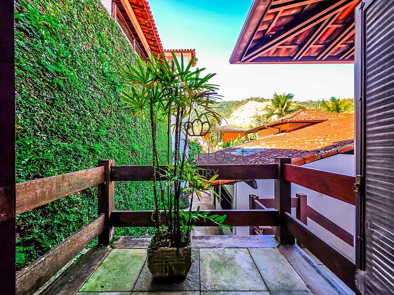 Vacation home in Angra dos Reis with pool and ocean view.