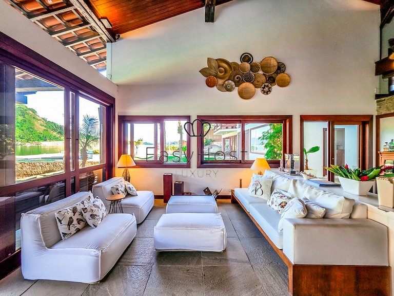Vacation home in Angra dos Reis with pool and ocean view.