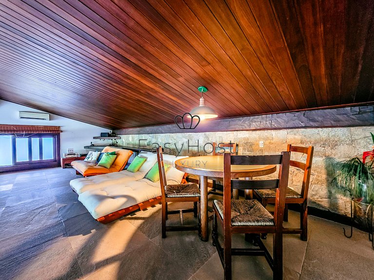Vacation home in Angra dos Reis with pool and ocean view.