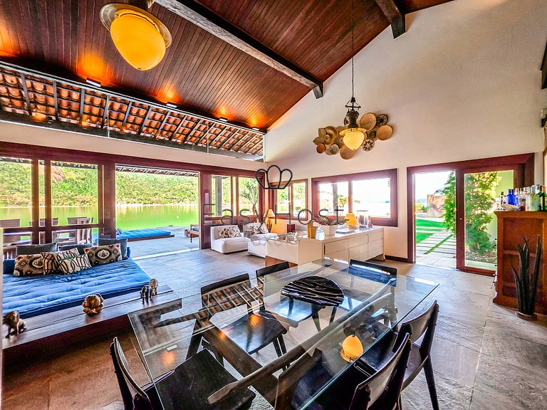 Casa vacacional en Angra dos Reis con piscina y vistas al ma