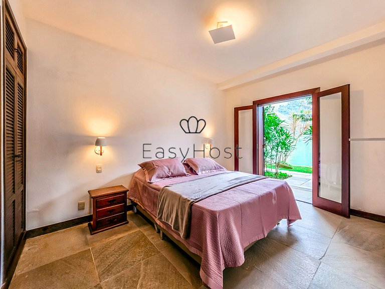 Vacation home in Angra dos Reis with pool and ocean view.