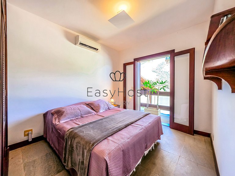Casa vacacional en Angra dos Reis con piscina y vistas al ma