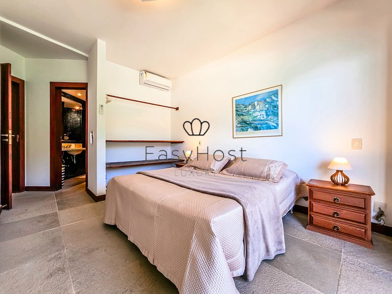 Vacation home in Angra dos Reis with pool and ocean view.