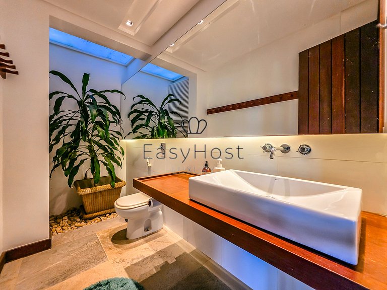 Casa vacacional en Angra dos Reis con piscina y vistas al ma
