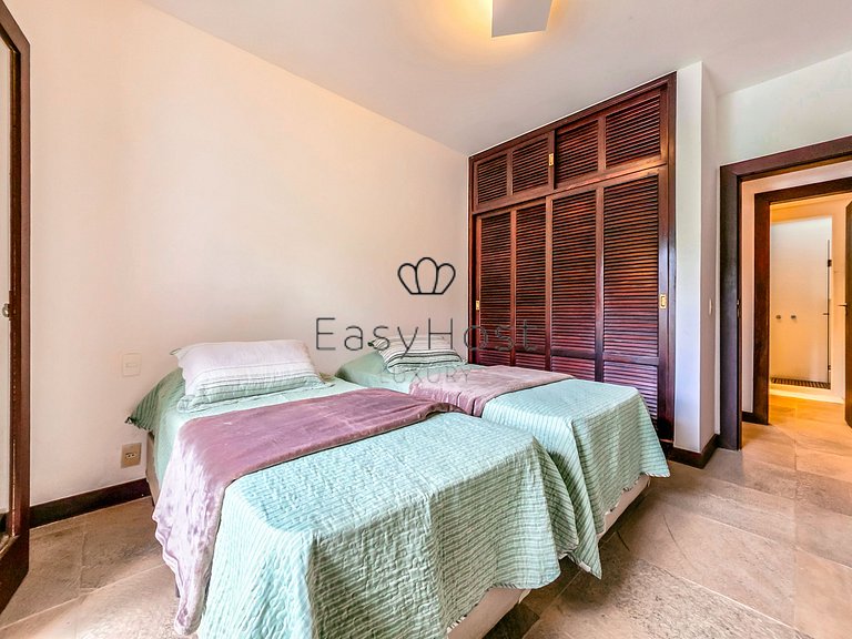 Casa vacacional en Angra dos Reis con piscina y vistas al ma