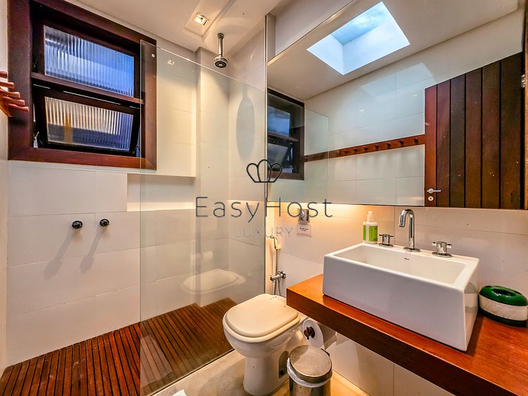 Vacation home in Angra dos Reis with pool and ocean view.