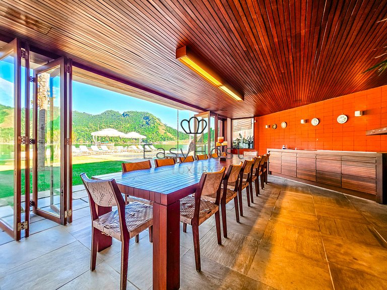 Vacation home in Angra dos Reis with pool and ocean view.