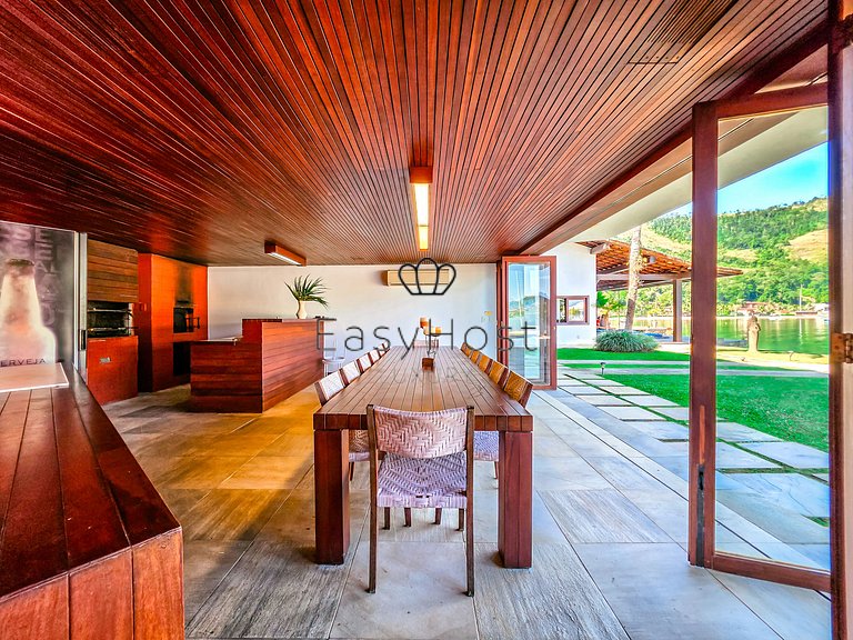 Vacation home in Angra dos Reis with pool and ocean view.