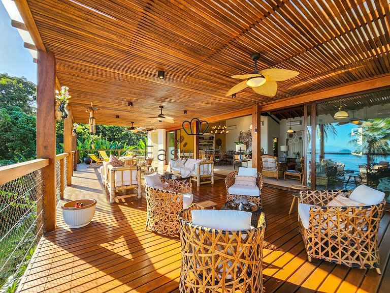 Aluguel de casa luxuosa em Angra com praia e piscina