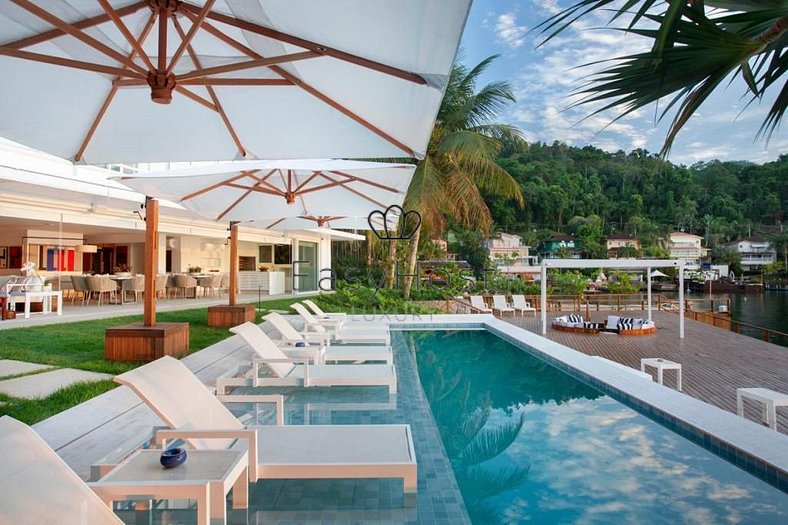 AngV01 - Casa para venda em Angra dos Reis com piscina e pra
