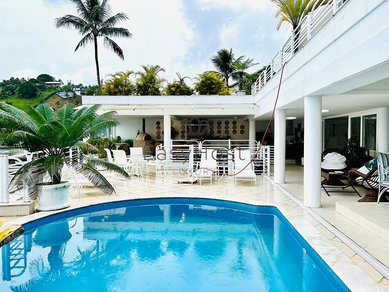 Casa à venda em Angra dos Reis beira mar com piscina e sauna