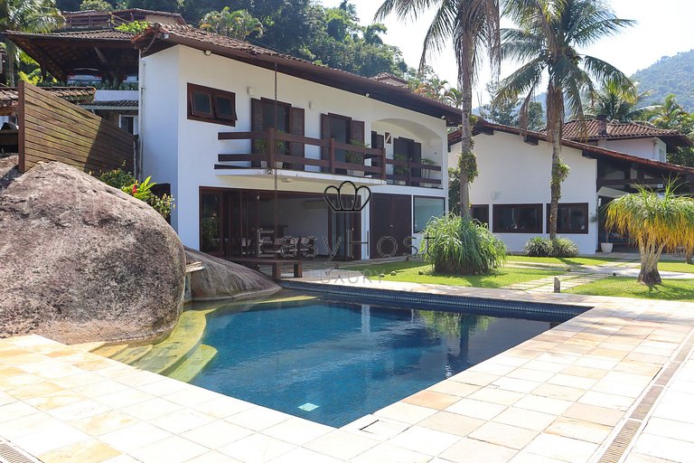 Casa à venda em Angra dos Reis com piscina beira mar - AngV0